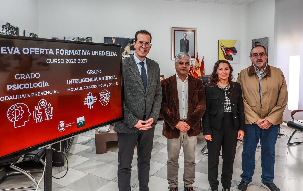 De izquierda a derecha, el alcalde, el director de la UNED de Elche, la concejal de Relaciones con la Universidad y el director de la UNED de Elda