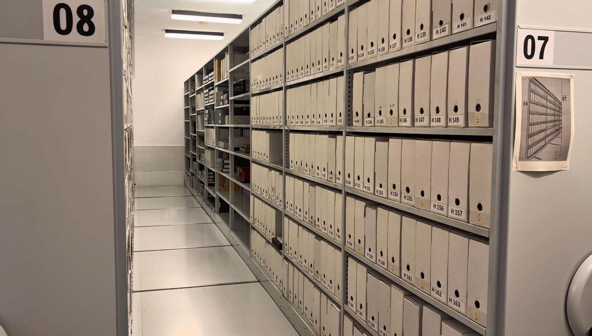 Estanterías del Archivo Municipal de Elche para resguardar los legajos