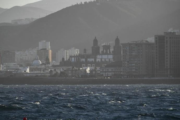 13-01-19 LAS PALMAS DE GRAN CANARIA. EL SEBADAL, PUERTO Y BARRIO DE LAS COLORADAS. LAS PALMAS DE GRAN CANARIA. METEOROLOGIA. Calima desde El Sebadal, el pueto y el Barrio de Las Coloradas.  Fotos: Juan Castro.  | 13/01/2020 | Fotógrafo: Juan Carlos Castro