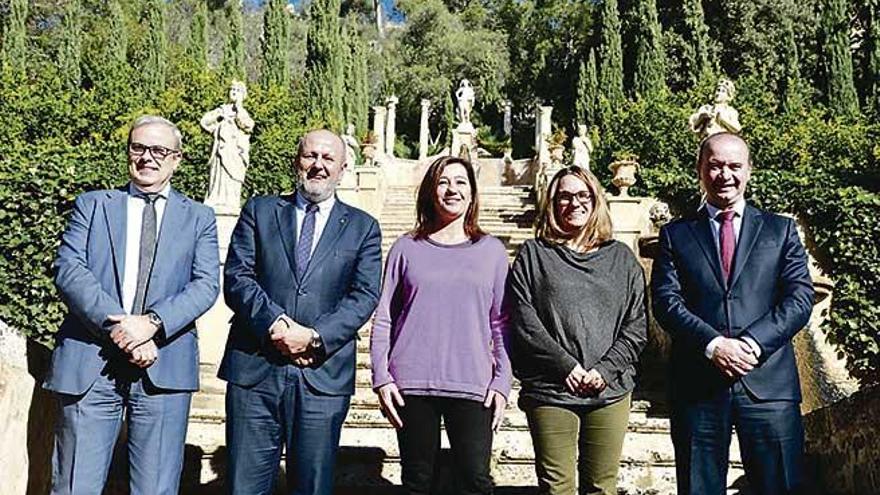 La presidenta del Govern y los presidentes de los consells insulars, ayer en la finca Raixa.