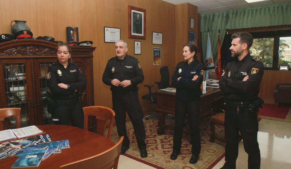 Lisi Fernández, el comisario
Cástor Vázquez, la jefa de
operaciones Nuria Palacios,
y José Antonio Armero . | // I.O.