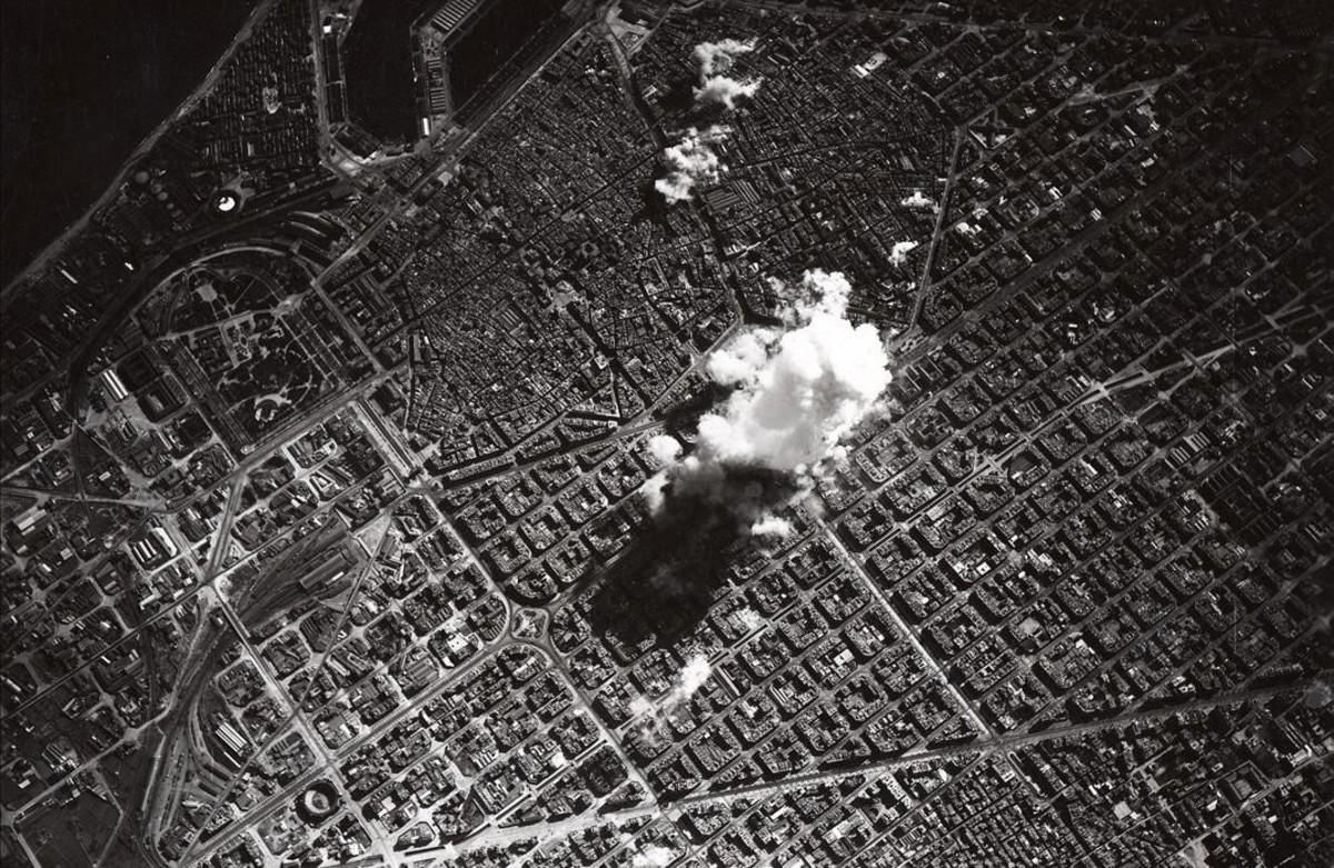 Bombardeo de Barcelona por la aviación italiana, el 17 de marzo de 1938. 