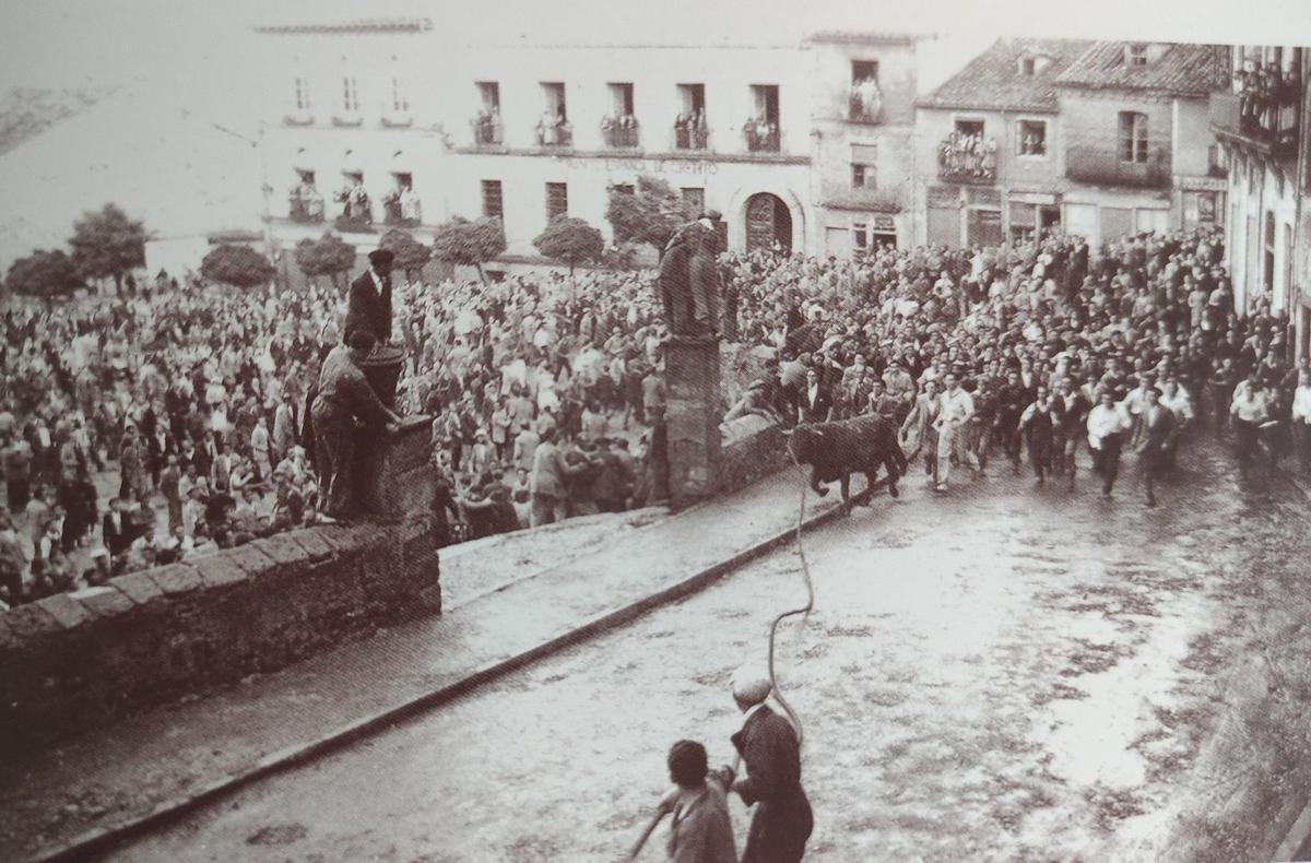 Toro por la calle La Encomienda, en los años 50.
