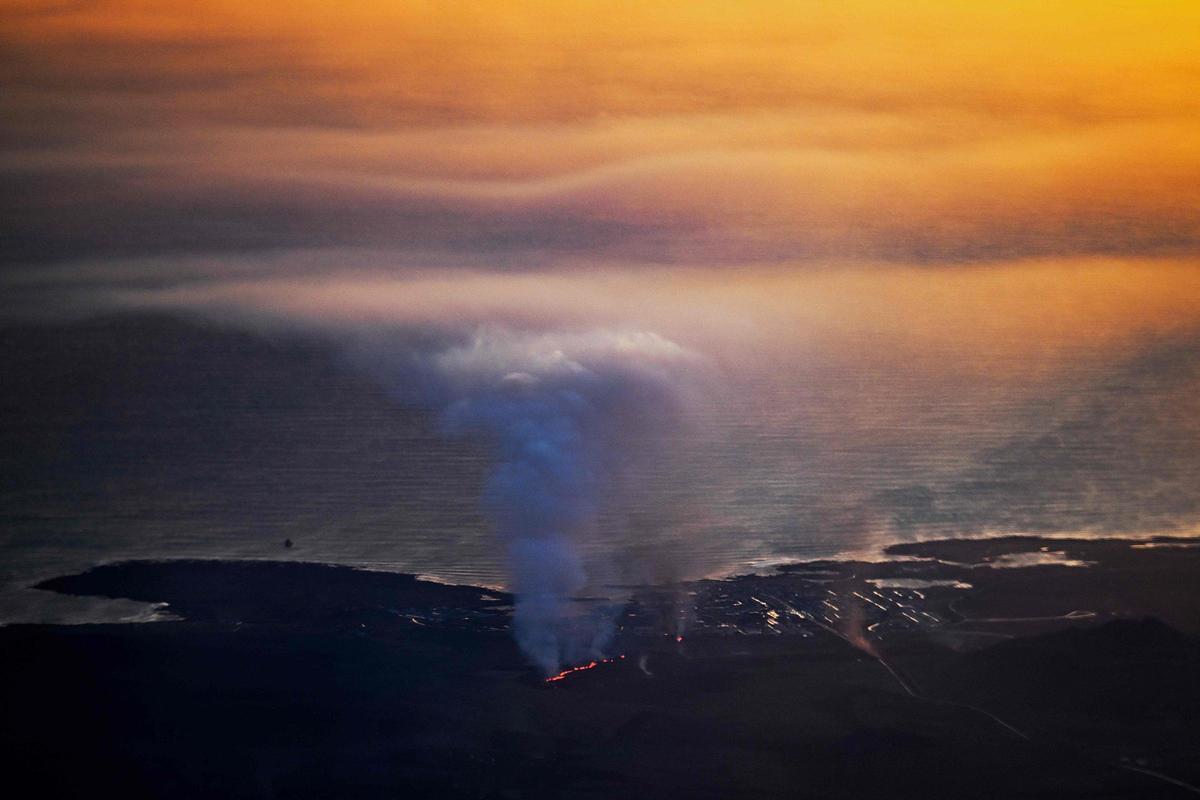 Islandia lucha por contener la lava del volcán en Grindavik