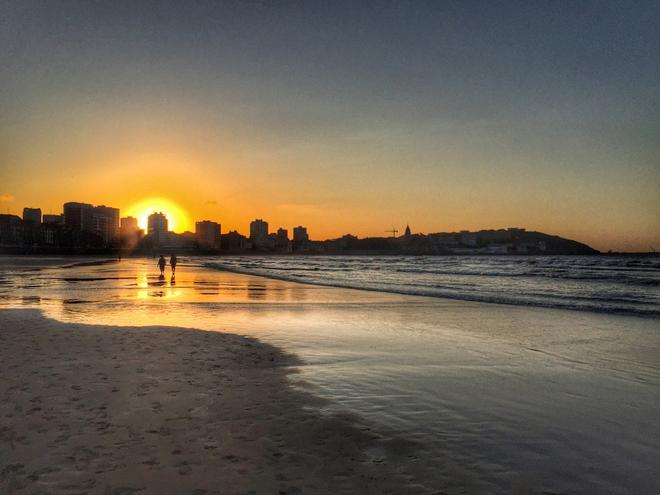 Atardecer en la playa de San Lorenzo, Gijón