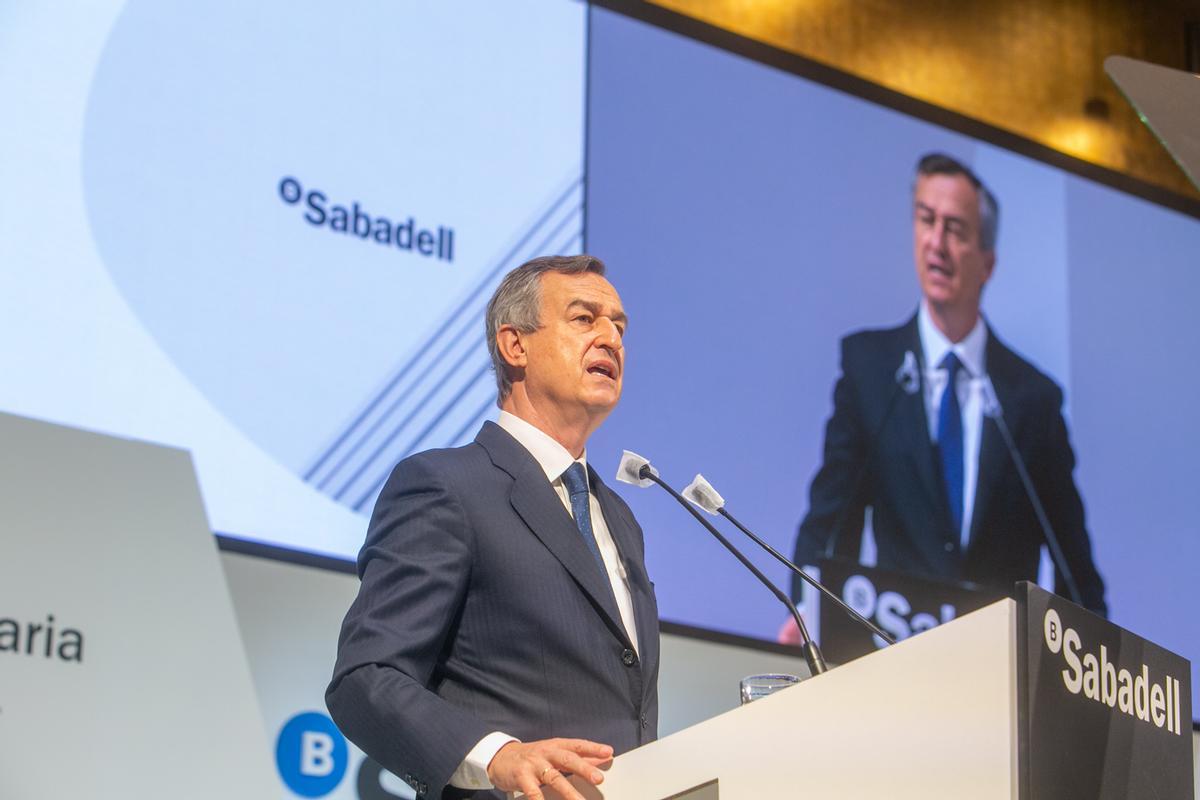El CEO del Banco Sabadell, César González-Bueno, durante una junta de accionistas de la entidad en Alicante.