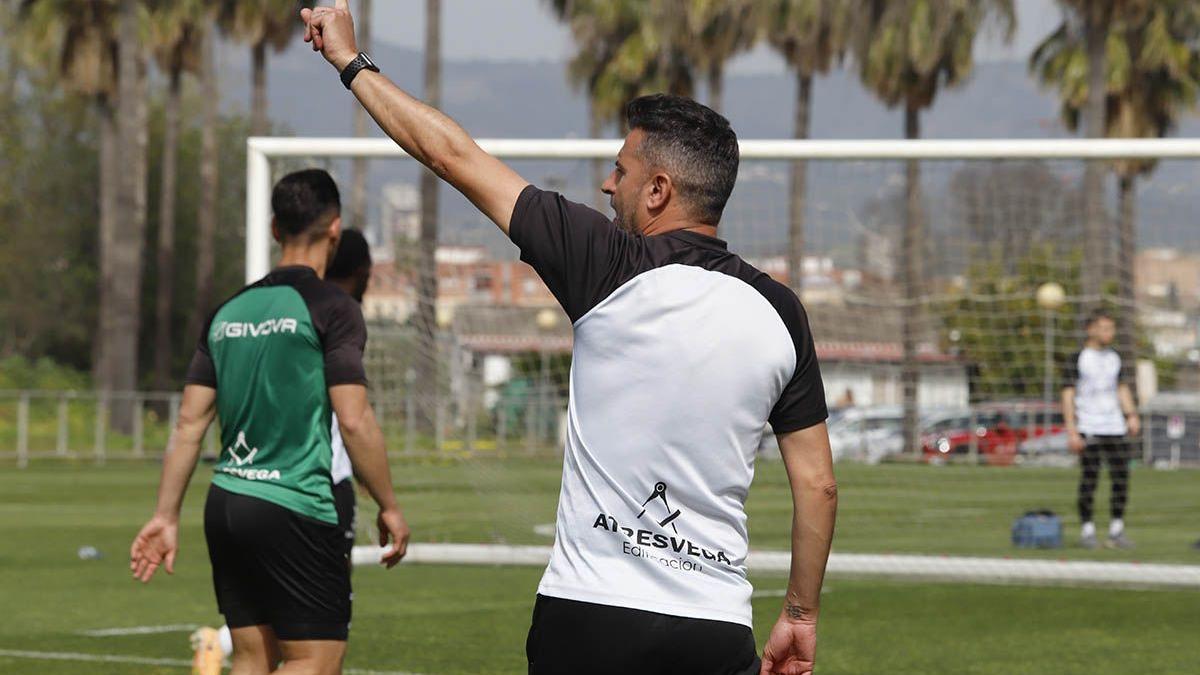 Iván Ania reparte instrucciones durante una sesión de esta semana.