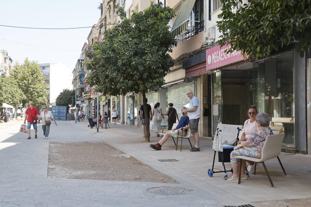 La Viñuela estrena mobiliario tras su peatonalización La Viñuela estrena mobiliario tras su peatonalización