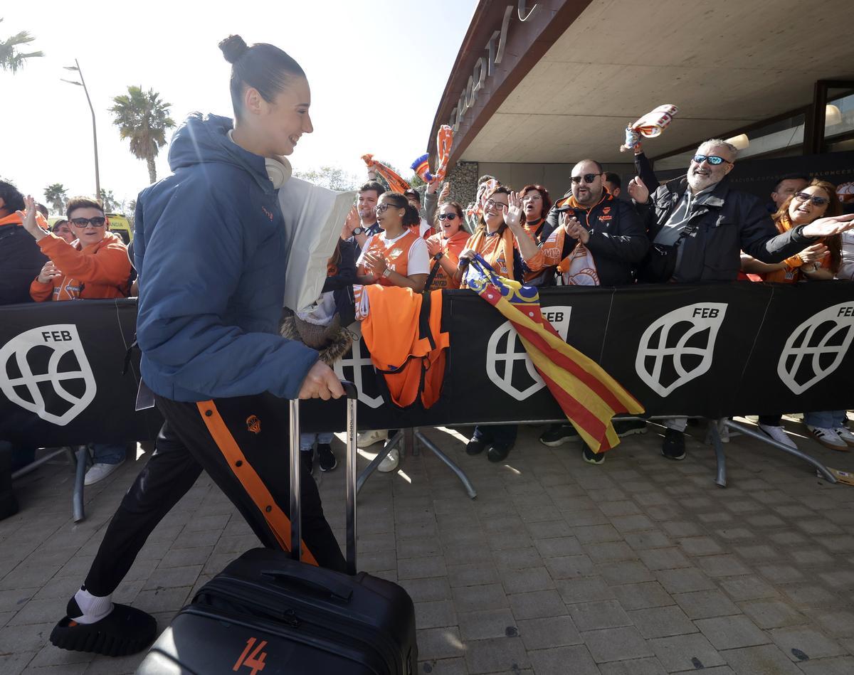 La afición taronja arropa a las jugadoras del Valencia Basket antes de la final.