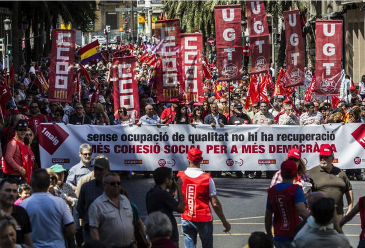 Manifestación convocada por los sindicatos UGT y CCOO que este jueves ha recorrido las calles del centro de Valencia bajo el lema: Sense ocupación de qualitat no hi ha recuperació. Més cohesión social per a més democracia.