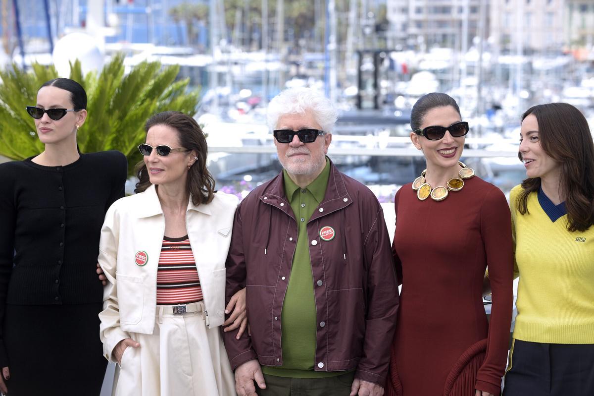 Milena Smit, Aitana Sánchez Gijón, Pedro Almodóvar, Bárbara Lennie y Victoria Luengo, durante el 'photocall' en Cannes de ‘Amarga Navidad’, este 20 de mayo.