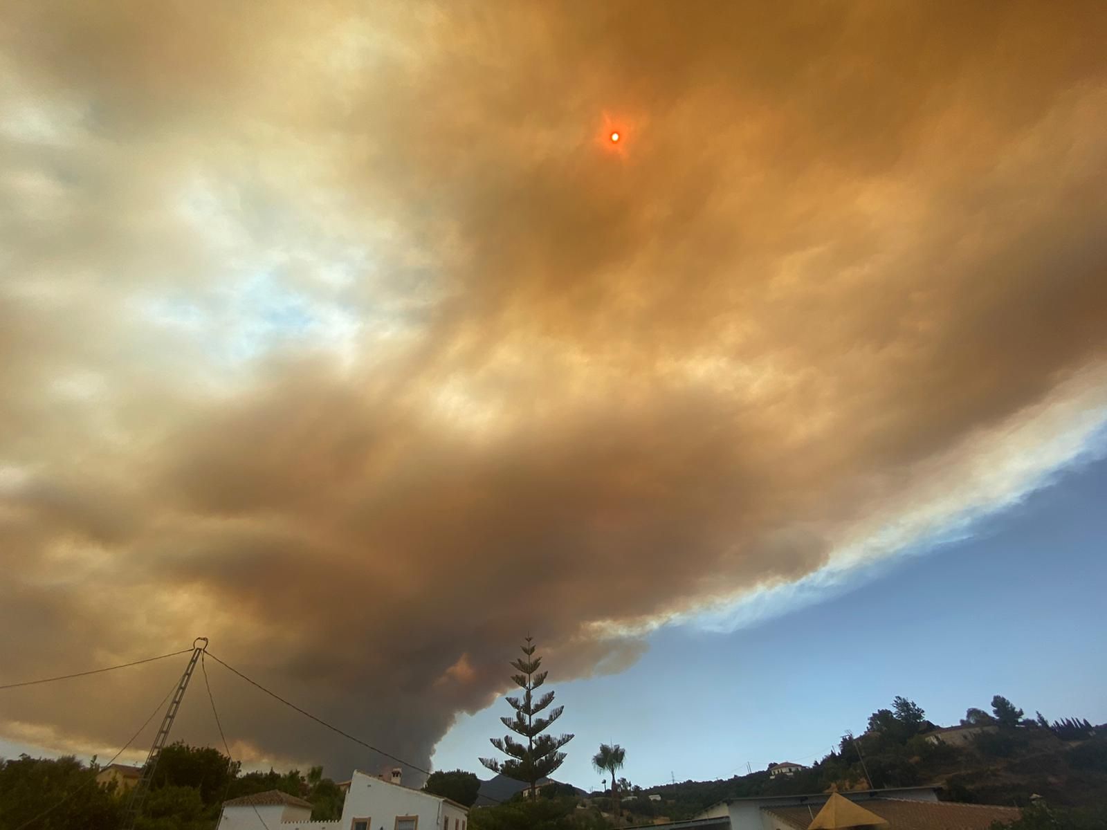 La densa humareda tapa el sol en Coín, en el Valle del Guadalhorce