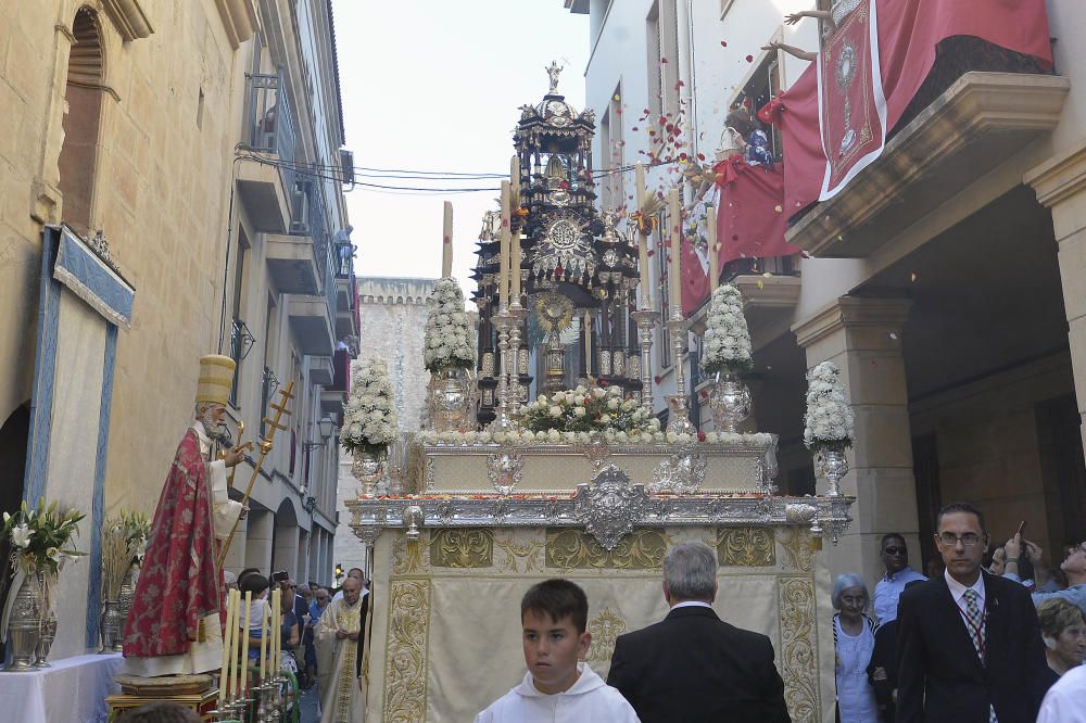 Diferentes imágenes de la procesión litúrgica del Corpus Christi que ayer recorrió las calles del centro, tal y como viene sucediendo desde hace más de seis siglos.