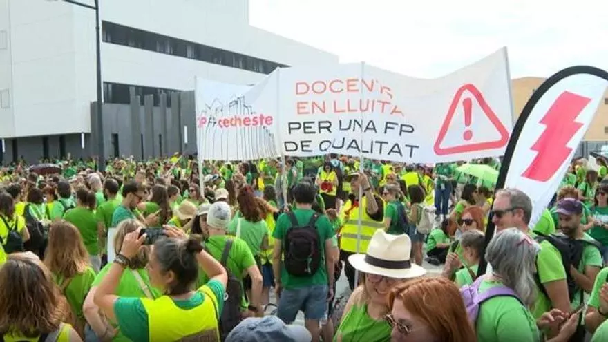 Nueva concentración de docentes en las puertas de Conselleria