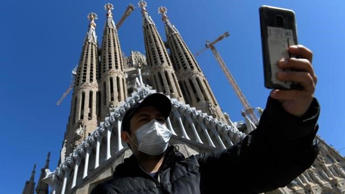 zentauroepp52733651 a tourist wearing a protective mask takes a selfie outside t200311141925