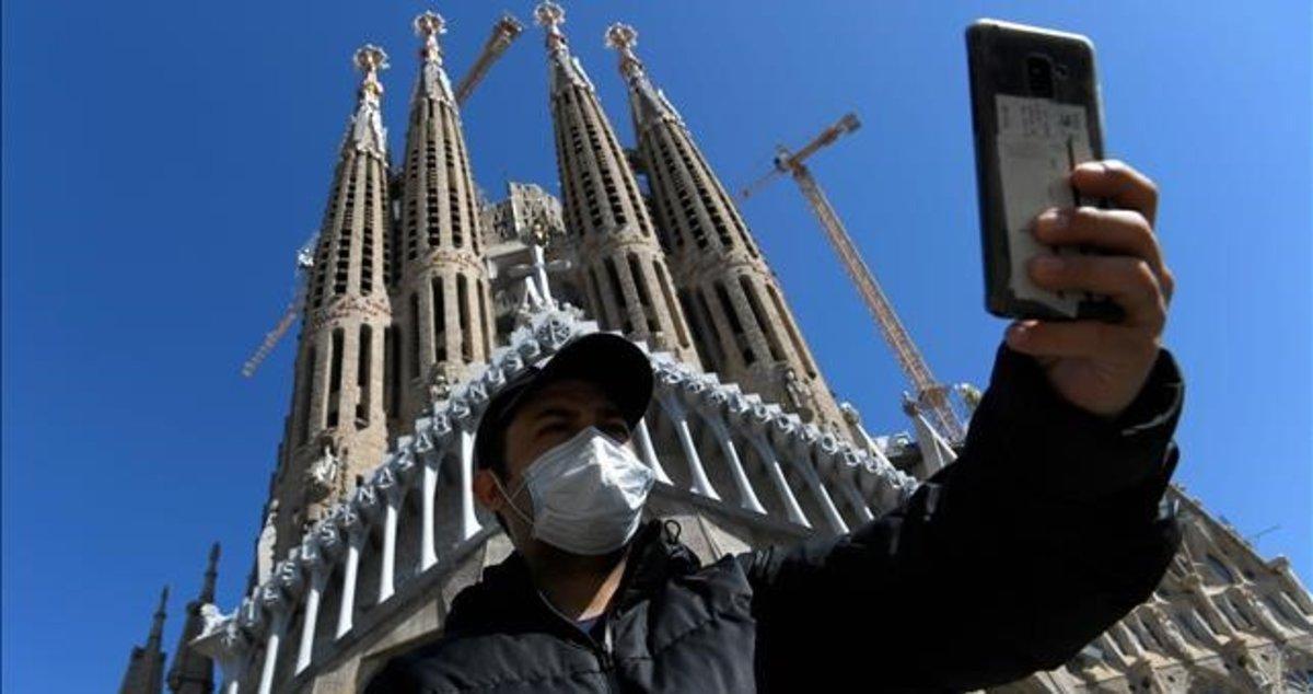 zentauroepp52733651 a tourist wearing a protective mask takes a selfie outside t200311141925