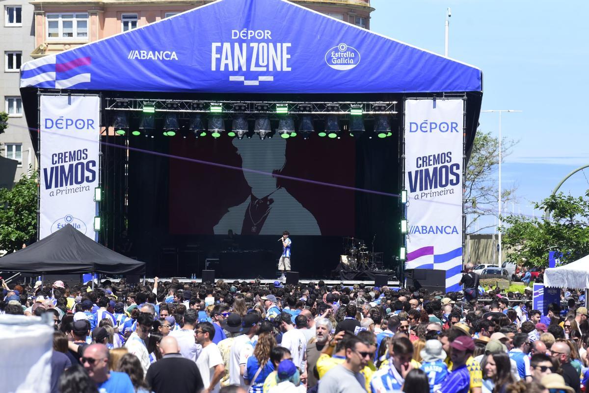 La Fan Zone de Riazor calienta motores en la fiesta del ascenso del Deportivo.