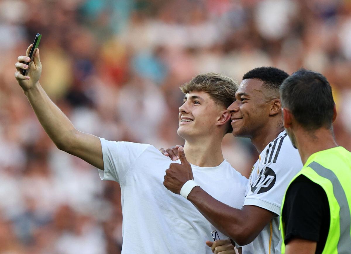 Innsbruck (Austria), 12/08/2025.- Kylian Mbappe of Real Madrid poses for a selfie with a pitch invader during a friendly match between WSG Tirol and Real Madrid, in Innsbruck, Austria, 12 August 2025. (Futbol, Amistoso) EFE/EPA/ANNA SZILAGYI
