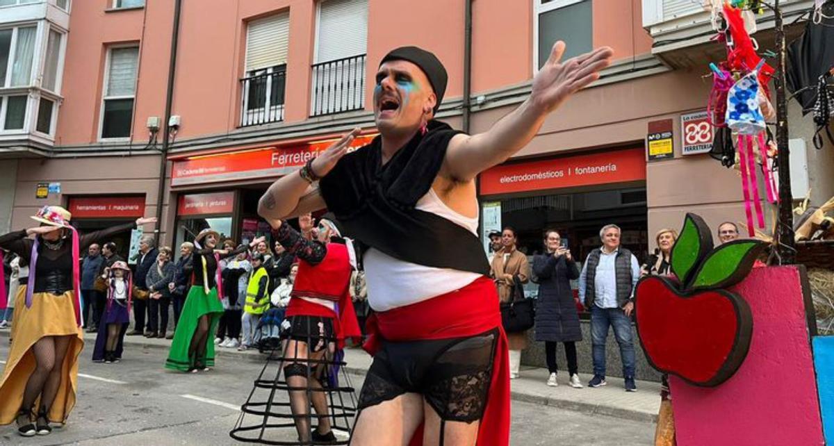 Posada de Llanes rebosa de locura carnavalesca