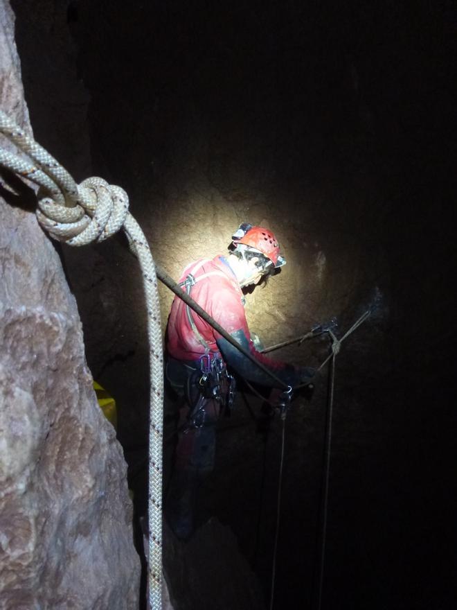 Llegar al fondo de la cueva lleva tres días a los espeleólogos más experimentados.