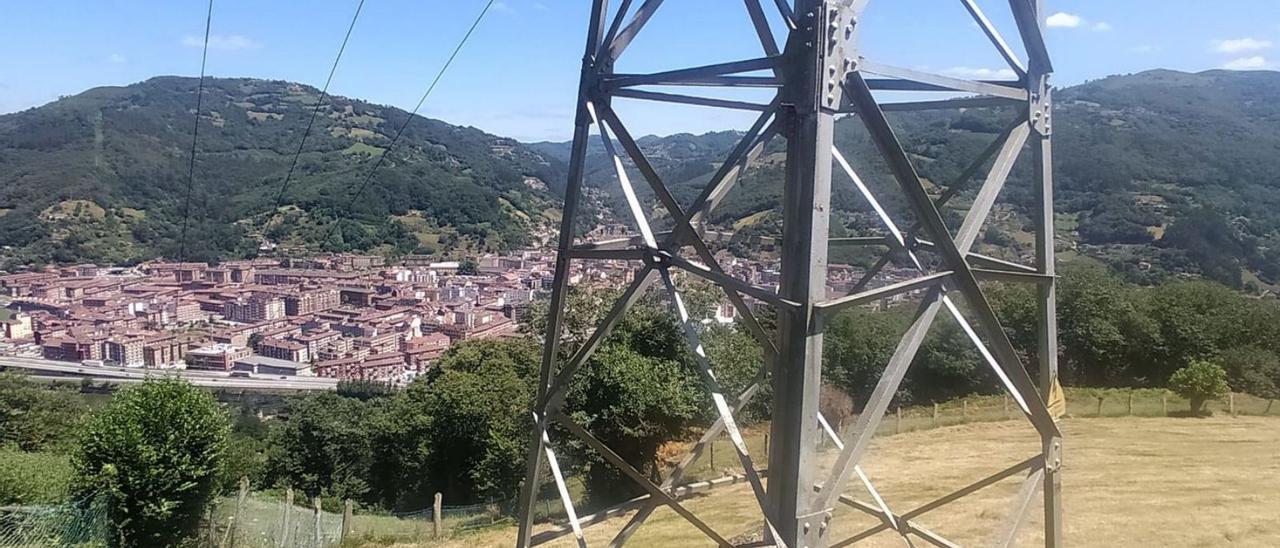 Una torreta eléctrica, con Mieres al fondo. | D. M.