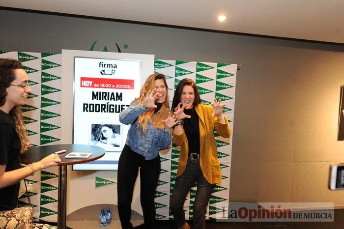 Miriam Rodríguez firma discos en El Corte Inglés