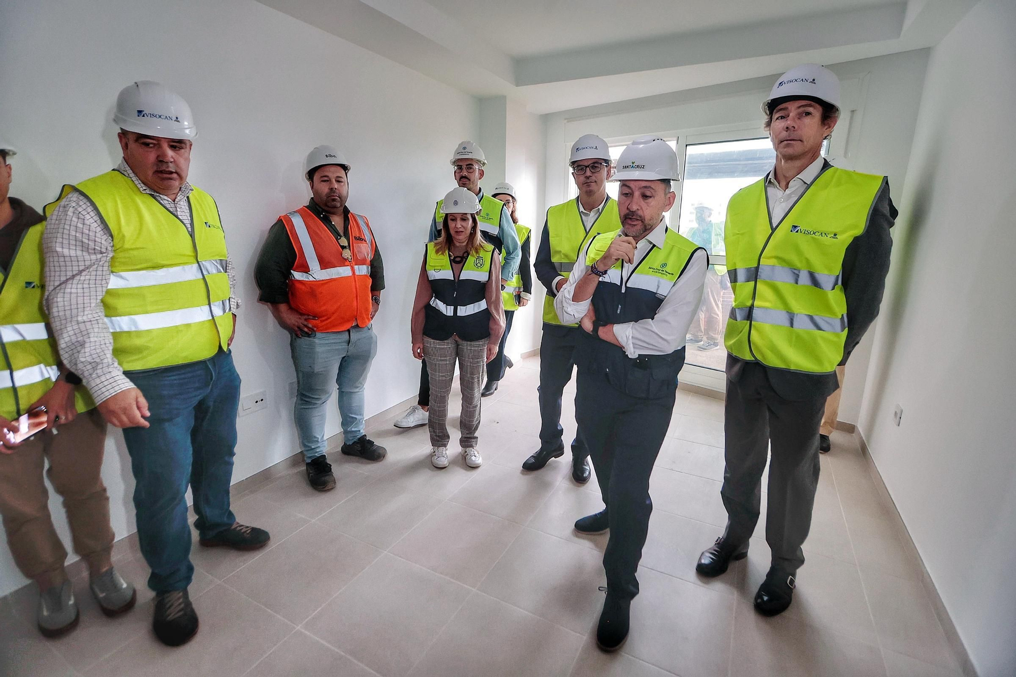 Visita al piso piloto de las 100 vivienda de Visocan en Santa Cruz de Tenerife
