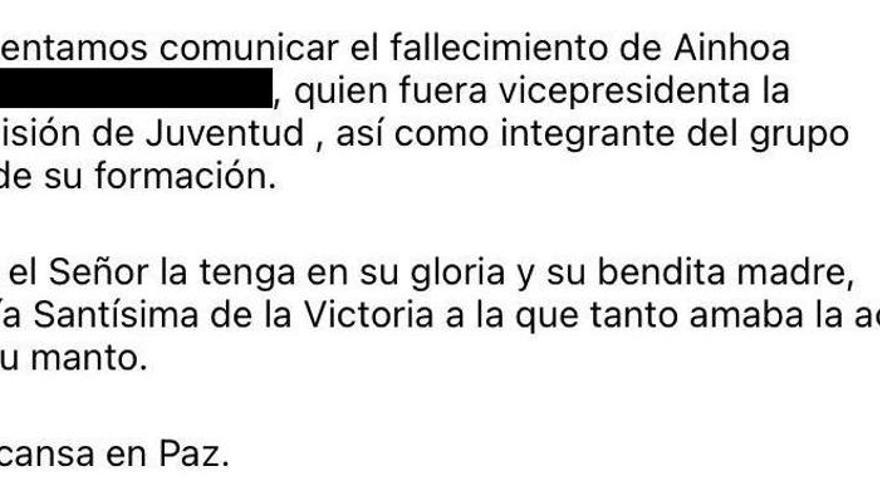 La esquela colgada por los miembros de la cofradía de la Victoria notificando el fallecimiento de la joven Ainhoa