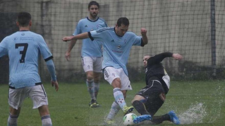 Añón, baja hoy, pelea un balón durante el partido ante el Racing de Santander. // Jesús de Arcos