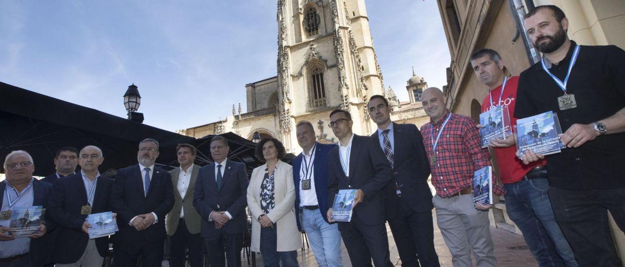 Por la izquierda, Luis Alonso, Juan Cuesta, Braulio López, Alfredo Quintana, José Luis Álvarez Almeida, Alfredo Canteli, Berta Piñán, Miguel Ángel de Dios, Fernando Corral, David González Codón, David Iglesias, Diego Javita y José Luis Cuesta, posando junto a la Catedral durante la presentación de las jornadas del Desarme. | M. López