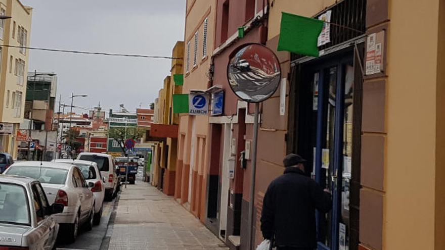 Arriba, la calle Juana la Blanca; debajo, la sede de la Asociación de Ganaderos de Tenerife y un taxi con lazos verdes.