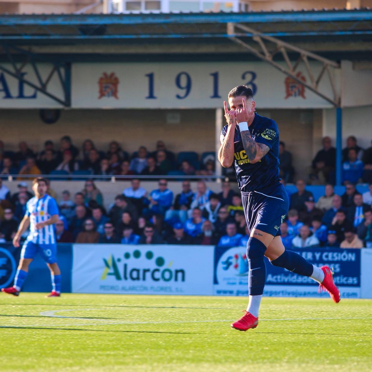 Dani Aquino, del UCAM Murcia, celebrando el primer gol ante el Águilas.