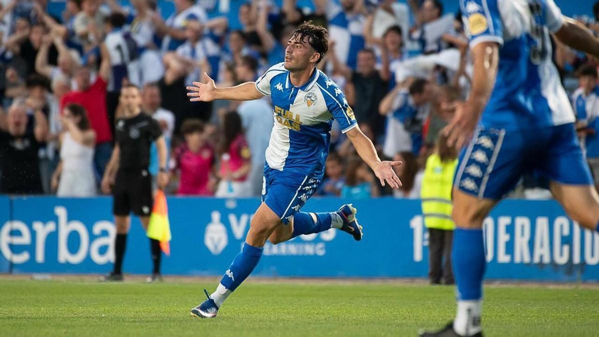 Javi López celebra uno de los tantos del Sabadell ante el Zamora en el Nova Creu Alta.