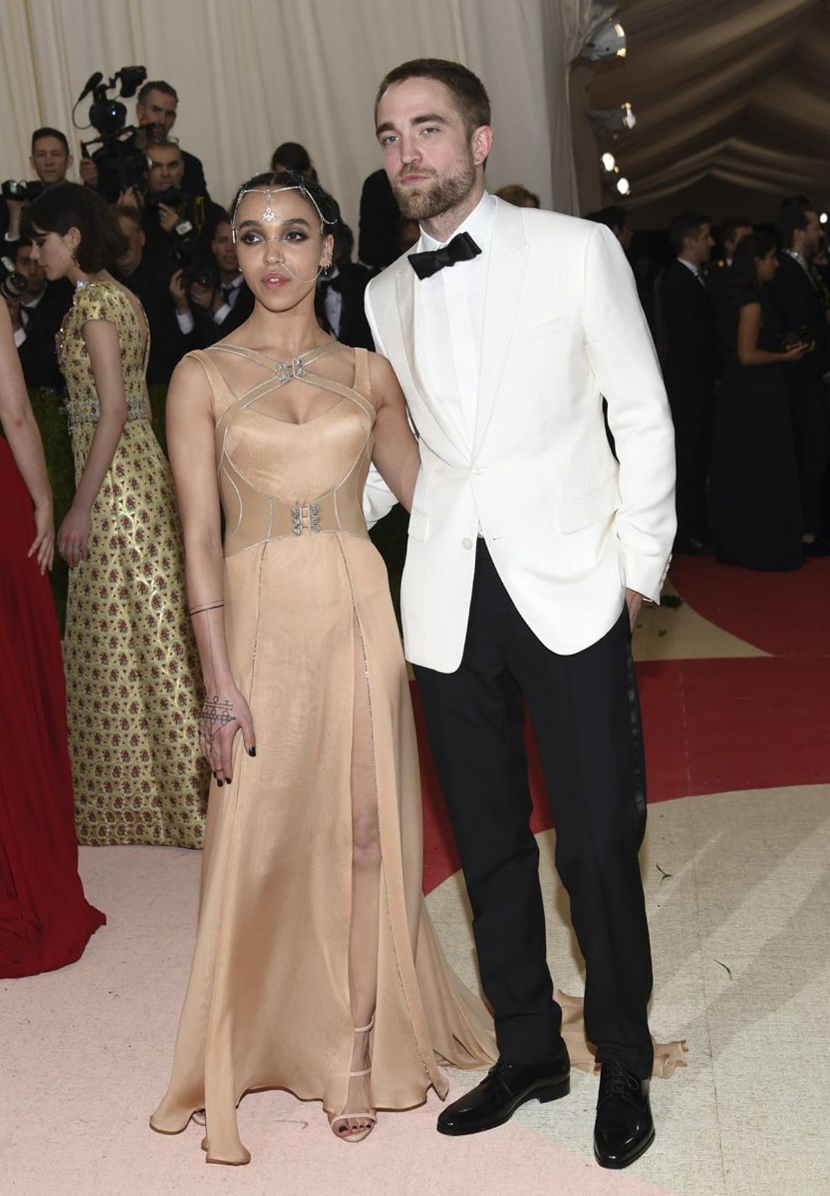 FKA Twigs con vestido de Versace y Robert Pattinson en la Gala Met 2016