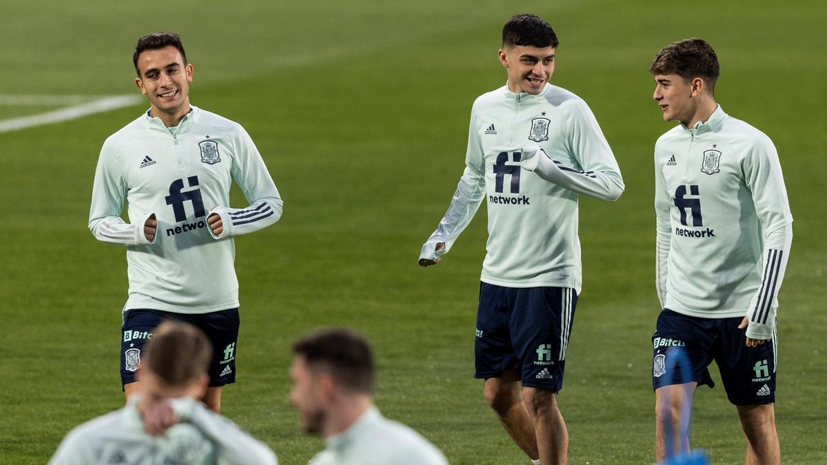 Eric, Pedri y Gavi, en un entrenamiento de la selección.