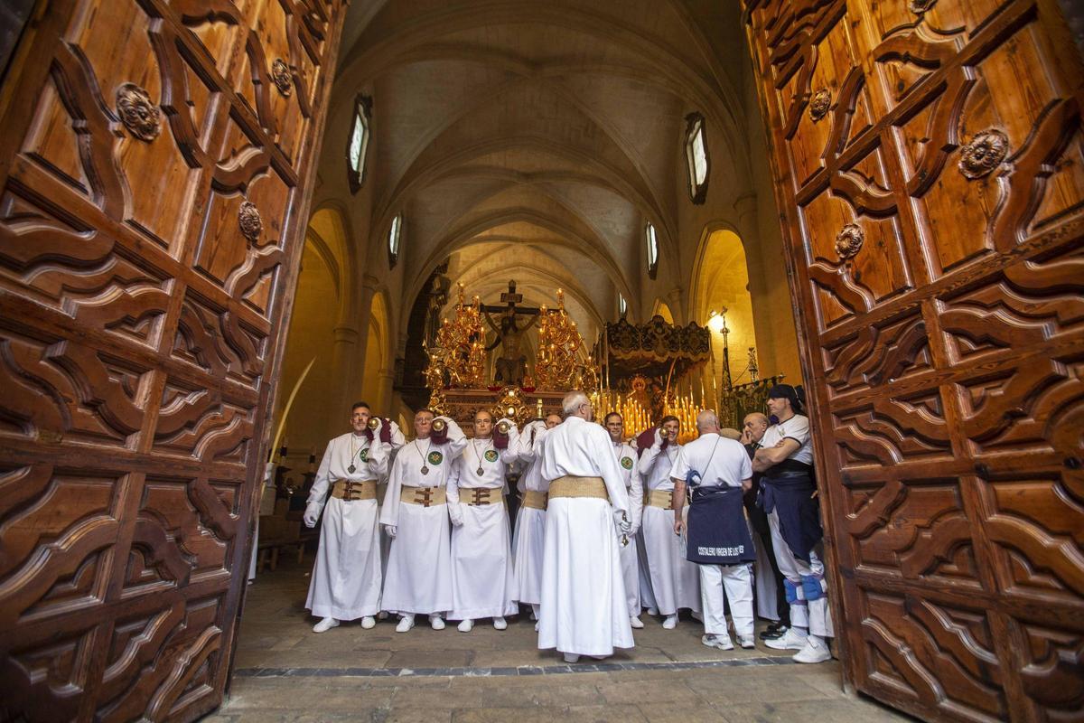 Alicante vive uno de los momentos más especiales del Martes Santo con la procesión del Cristo del Mar