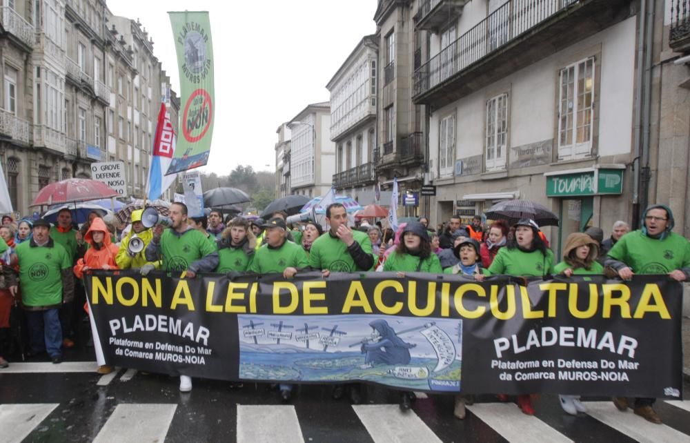 Miles de marineros protestan en Galicia para defen