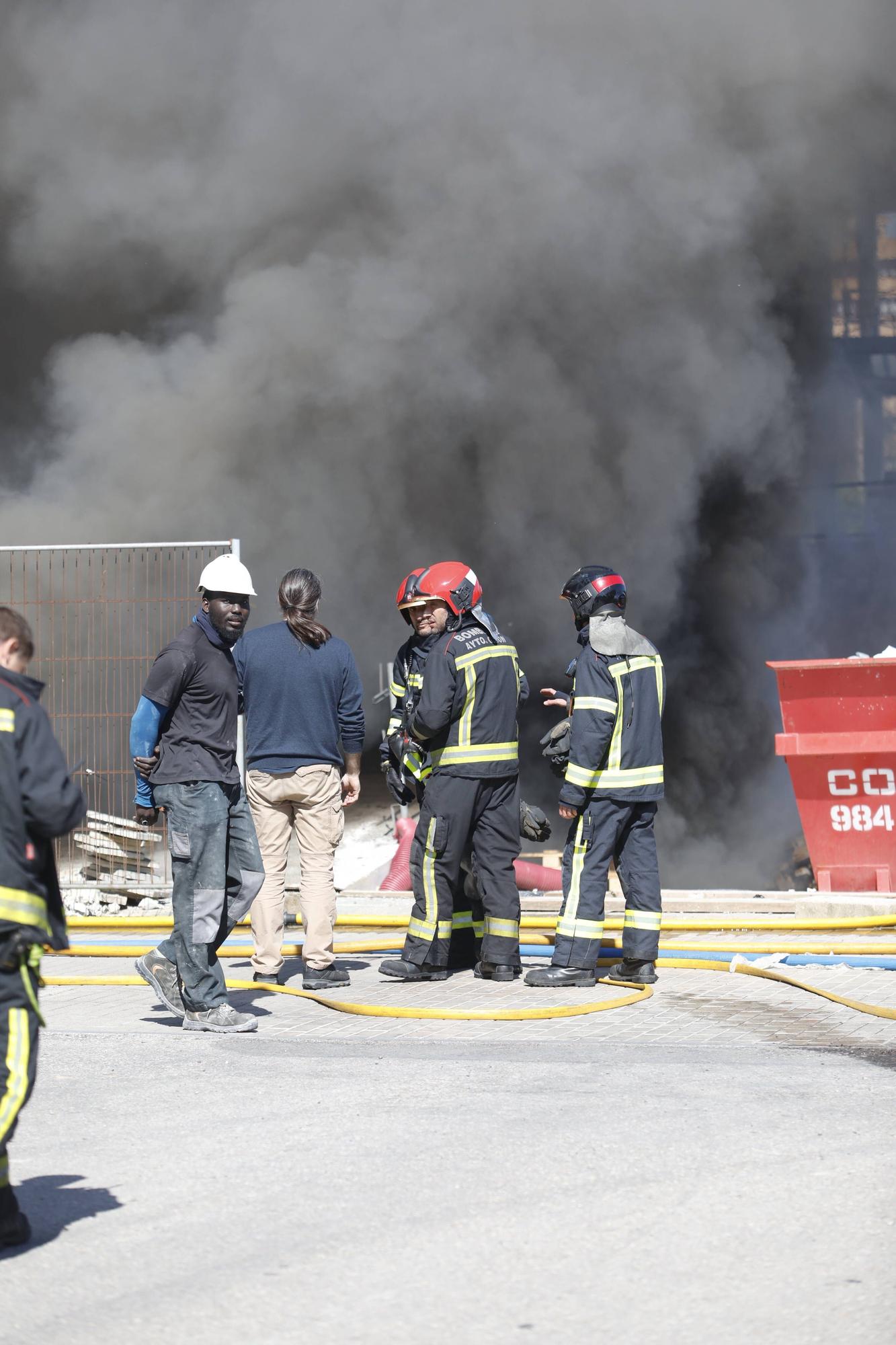 En imágenes: Alarma por una gran columna de humo negro en Gijón