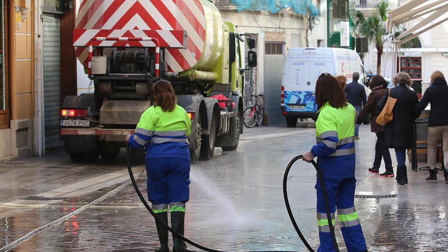 Operarios de Limasa trabajan en la calle.