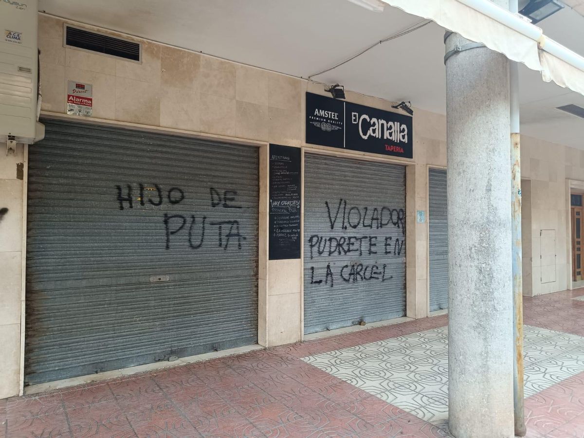 Pintadas que aparecieron en el bar del sospechoso tras su detención.