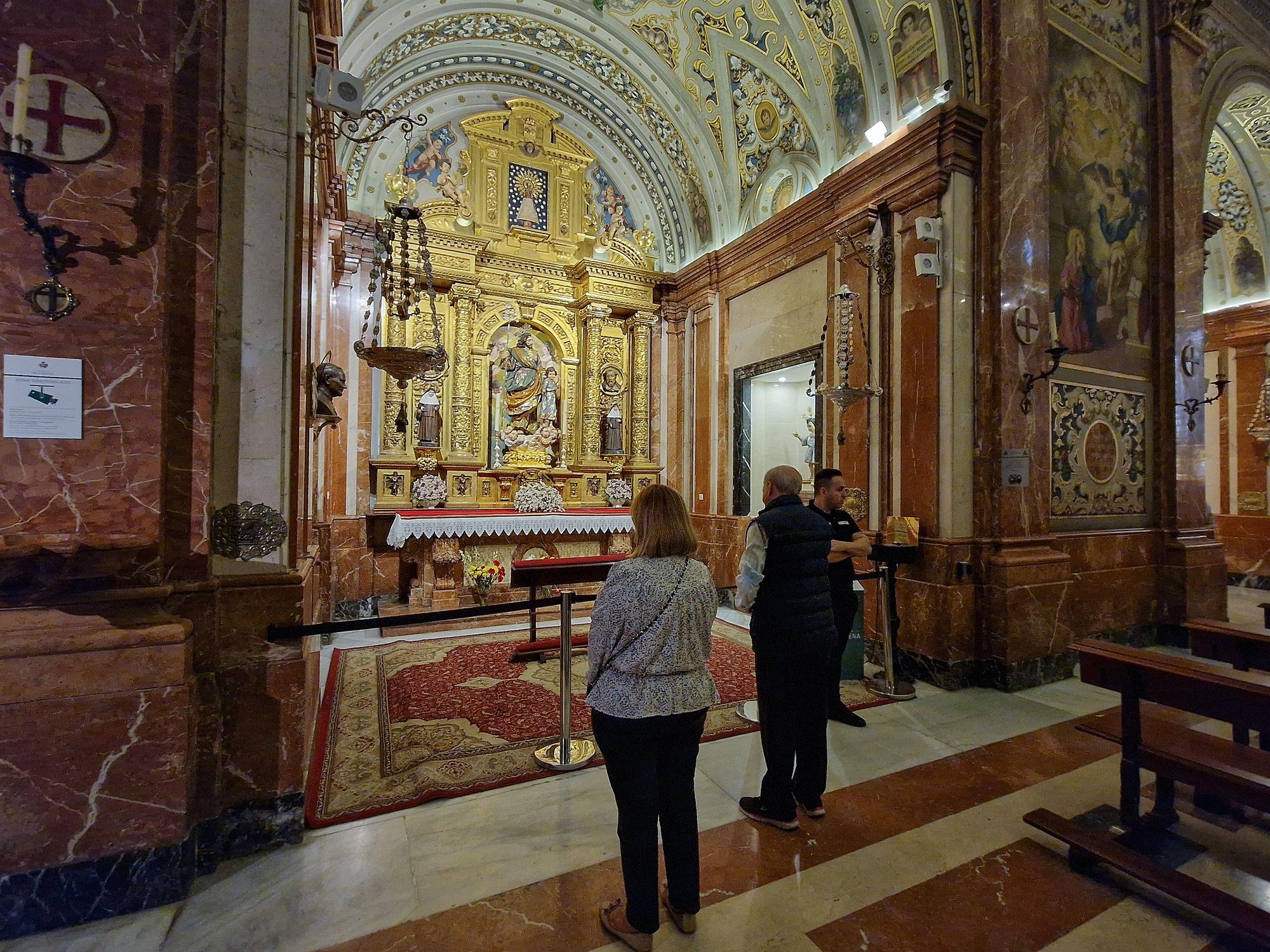 Una alfombra cubre las zonas donde estaban las sepulturas de Queipo de Llano y su esposa en la Basílica de la Macarena.