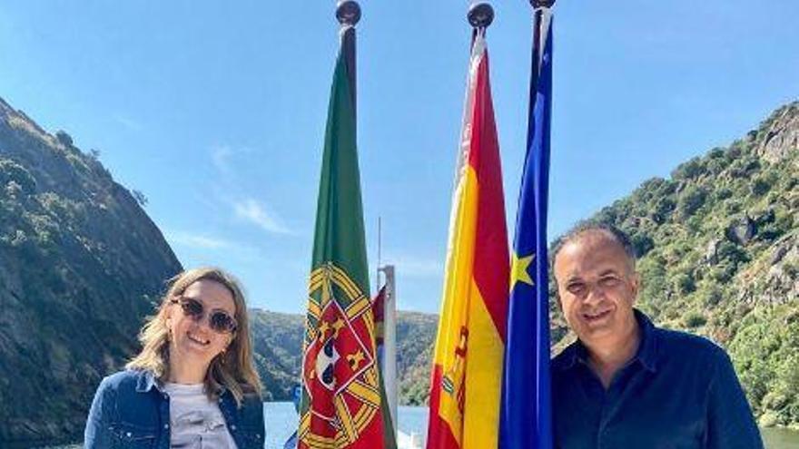 La directora general de Turismo, la zamorana Estrella Torrecilla, se reúne en aguas internacionales del Duero con representantes del Gobierno de Porto-Norte (Portugal).