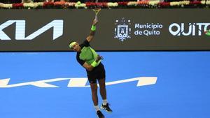 Nadal saca durante su partido de exhibición contra Ruud