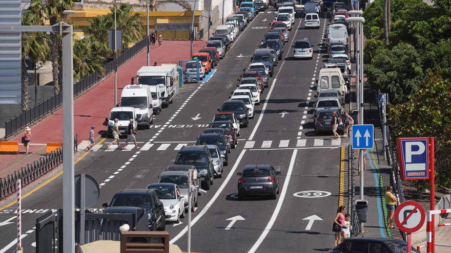 El Cabildo de Tenerife plantea que se impida aparcar en la vía de salida del puerto de Los Cristianos