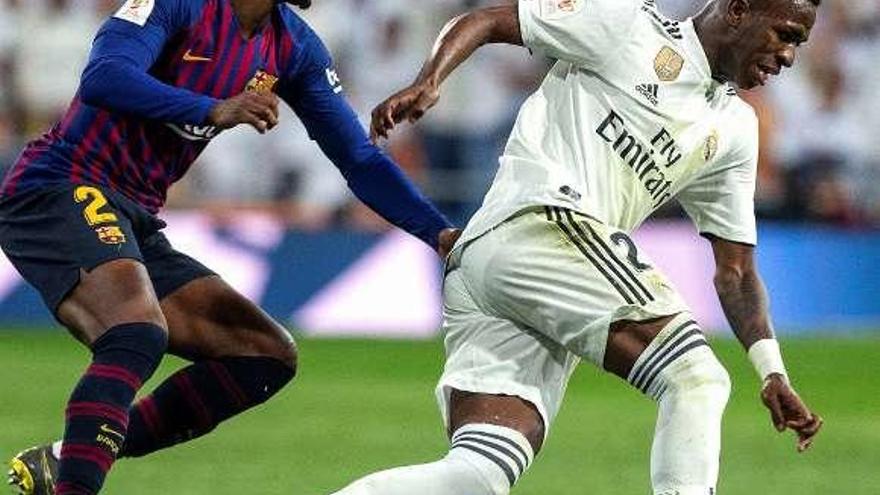 Vinicius, a la derecha, trata de irse de Semedo, el pasado miércoles.