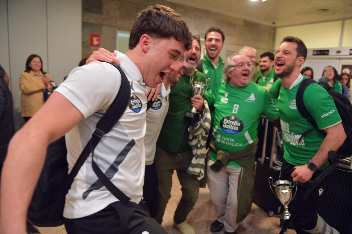 Así fue la llegada del Liceo a Alvedro con el título de Copa del Rey Así fue la llegada del Liceo a Alvedro con el título de Copa del Rey