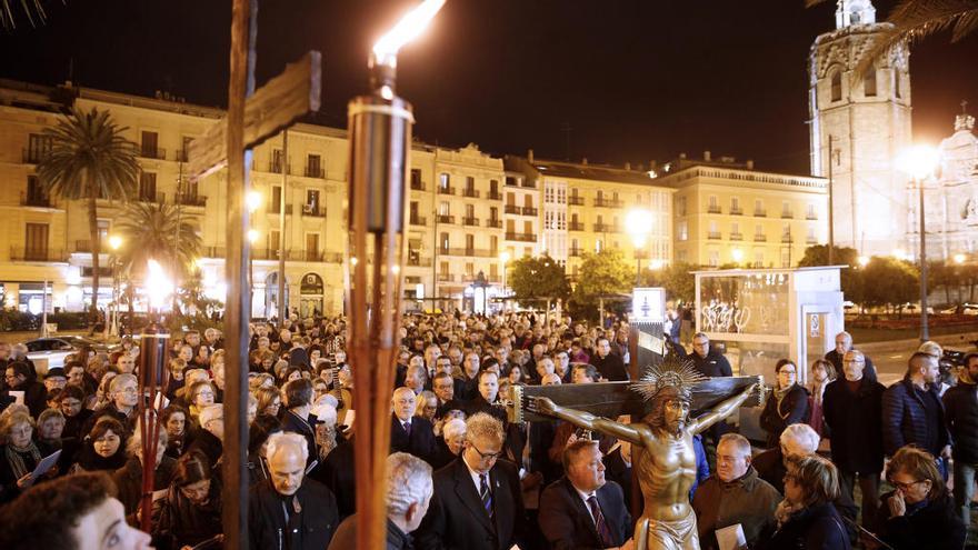 Cientos de fieles cubren el Vía Crucis por Ciutat Vella