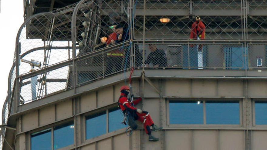 Cierran la Torre Eiffel por la presencia de un hombre escalando el monumento