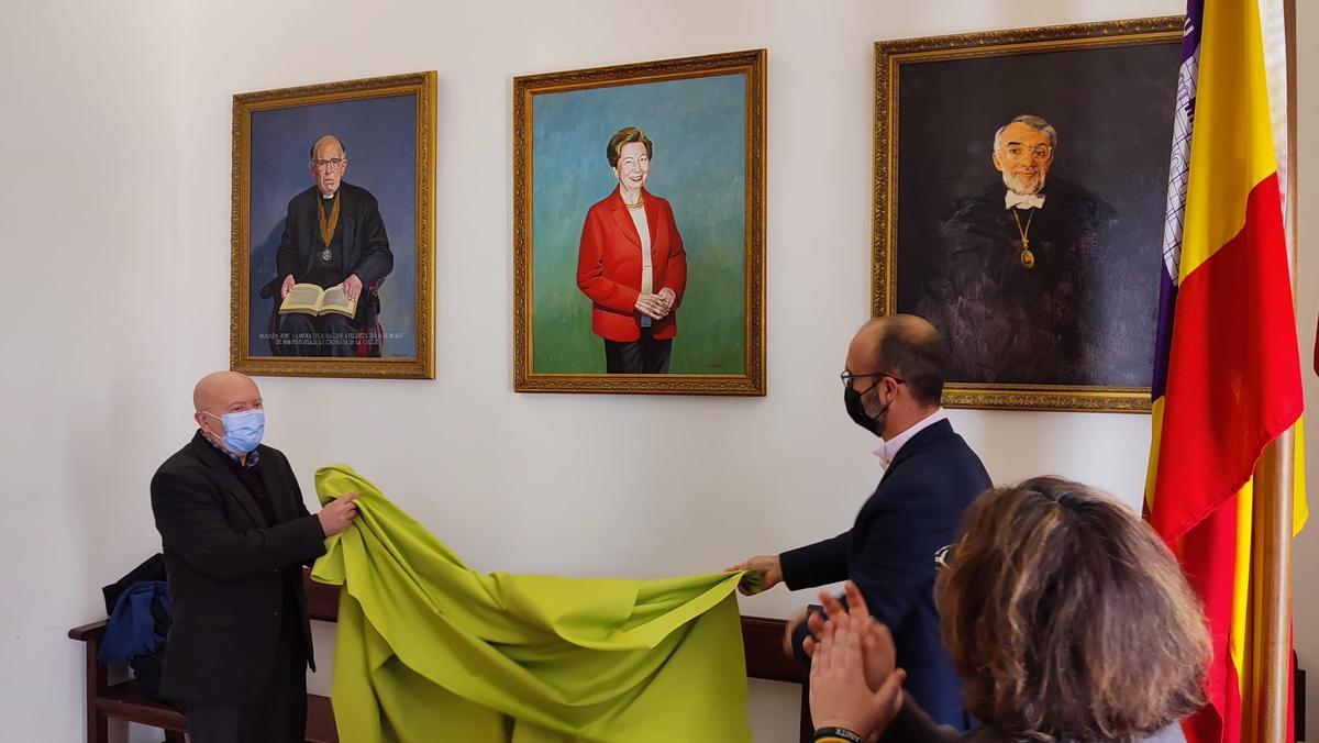 La sala de plenos de Felanitx ya luce el cuadro de la hija predilecta Maria Vich