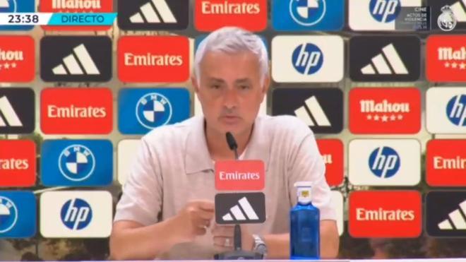 Lo que no se vio del Real Madrid-Real Sociedad: Mourinho arropa a Vinicius entre pitos y aplausos, la cruz a Carreras y el himno de las mocitas madrileñas